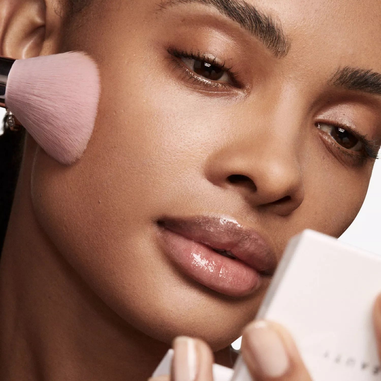 Fenty Beauty Invisimatte Setting Powder on the go touch up compact

